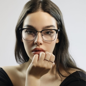 戴着眼镜面朝镜头的美女图片